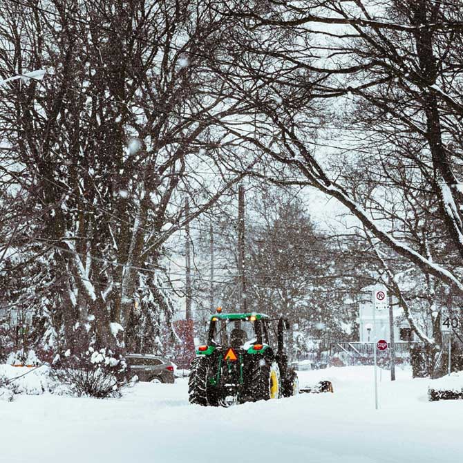 WinterFix Winterdienst Lübeck - Professionelle Enteisung und Streudienst